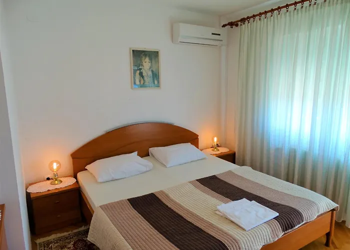 Apartmani Crikvenica 30053 - Veljacic