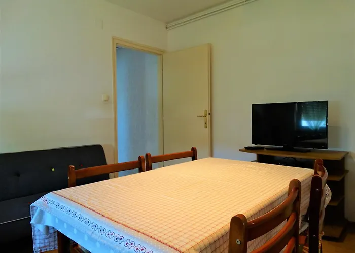 Apartmani Crikvenica 30053 - Veljacic
